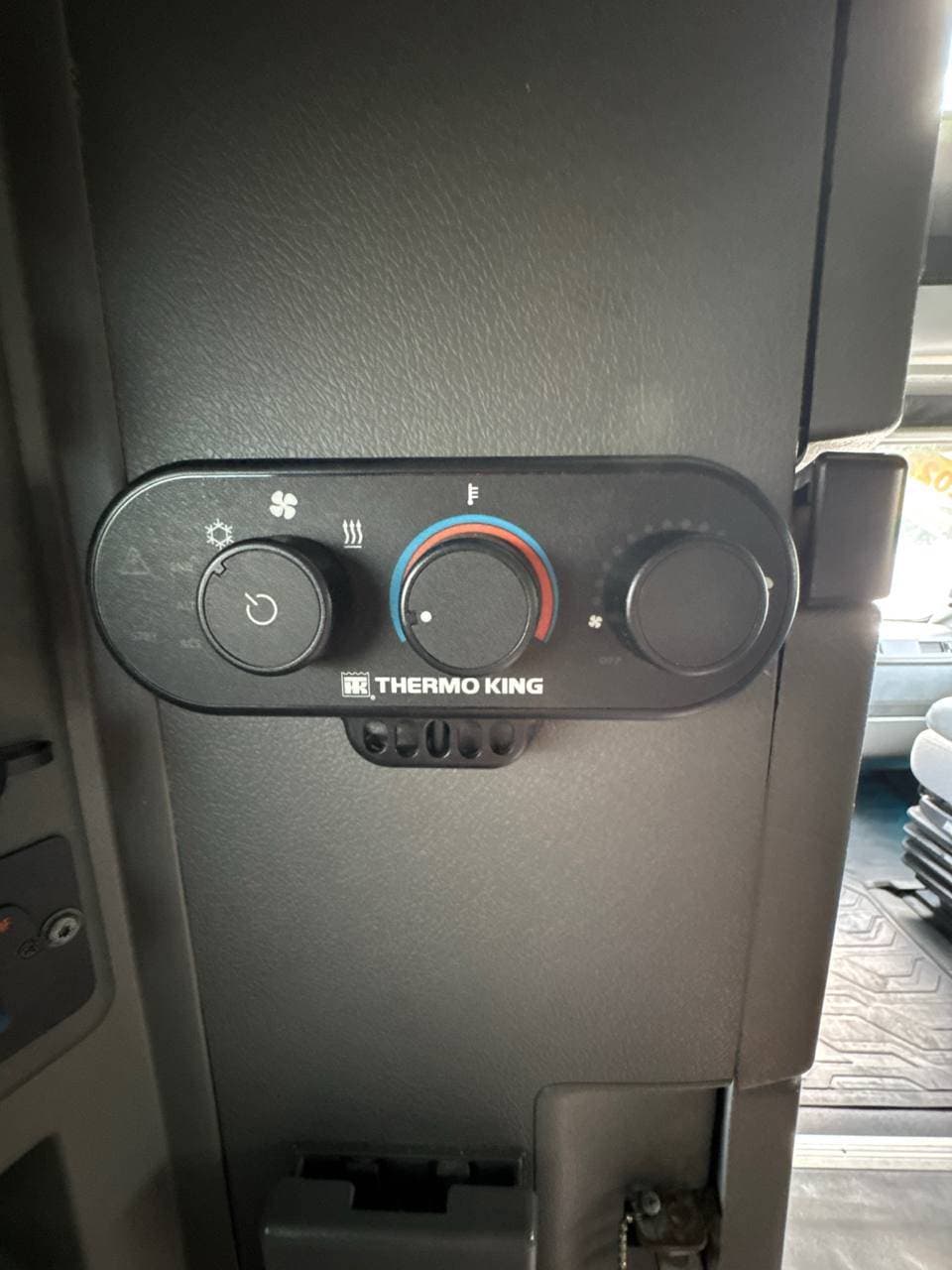 2022 Volvo VNL64T860 image 17