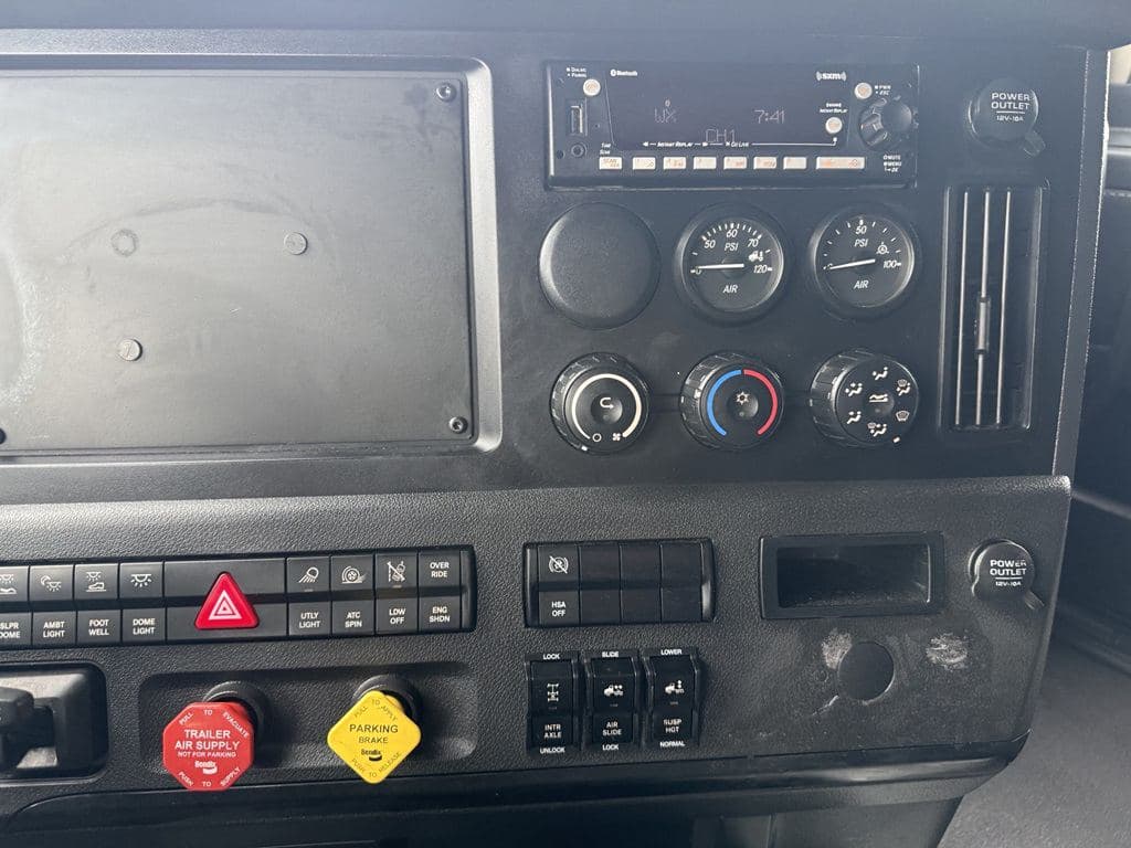Used 2024 FREIGHTLINER PT126064ST image 16