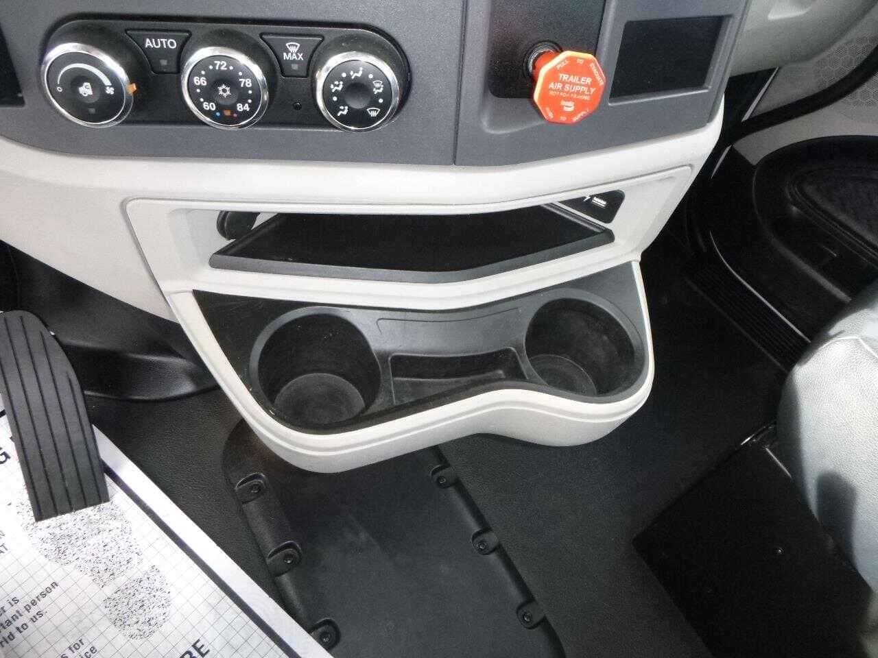 2023 Peterbilt 567 image 17