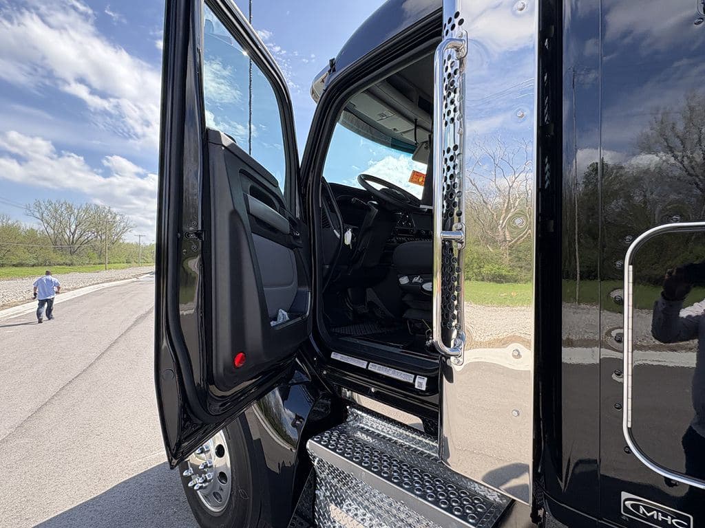 New 2027 KENWORTH T880 image 17