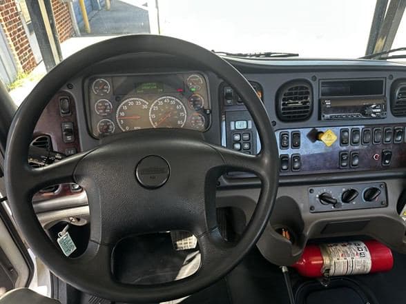 2021 Freightliner BUSINESS CLASS M2 106 image 2