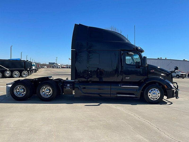 2023 Peterbilt 579 image 3