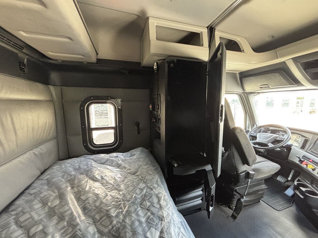 Used 2022 FREIGHTLINER PT126064ST image 16