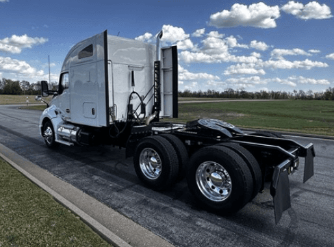 2020 Kenworth T680 image 1