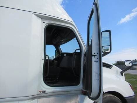 2020 Freightliner Cascadia image 10