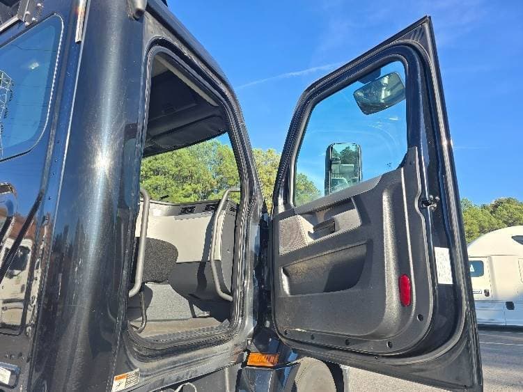 2019 Freightliner Cascadia 126 Day Cab Truck - 450HP, 12 Speed Automatic image 12