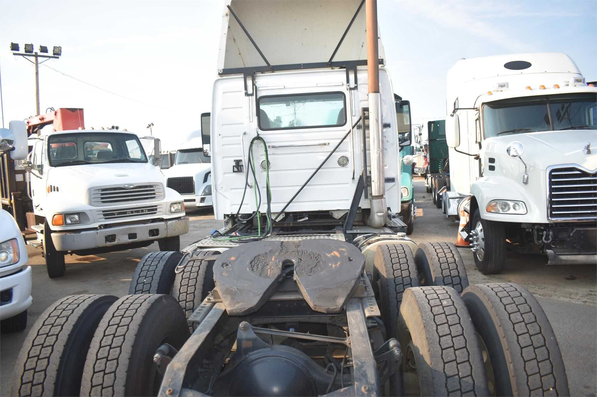 2012 Volvo VNL670 image 3