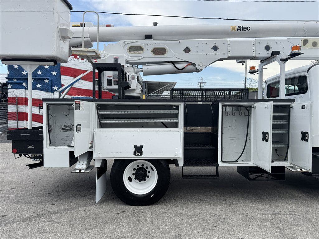 2018 Freightliner M2-106 image 19
