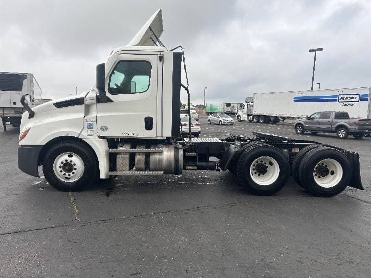 2021 Freightliner Cascadia image 11