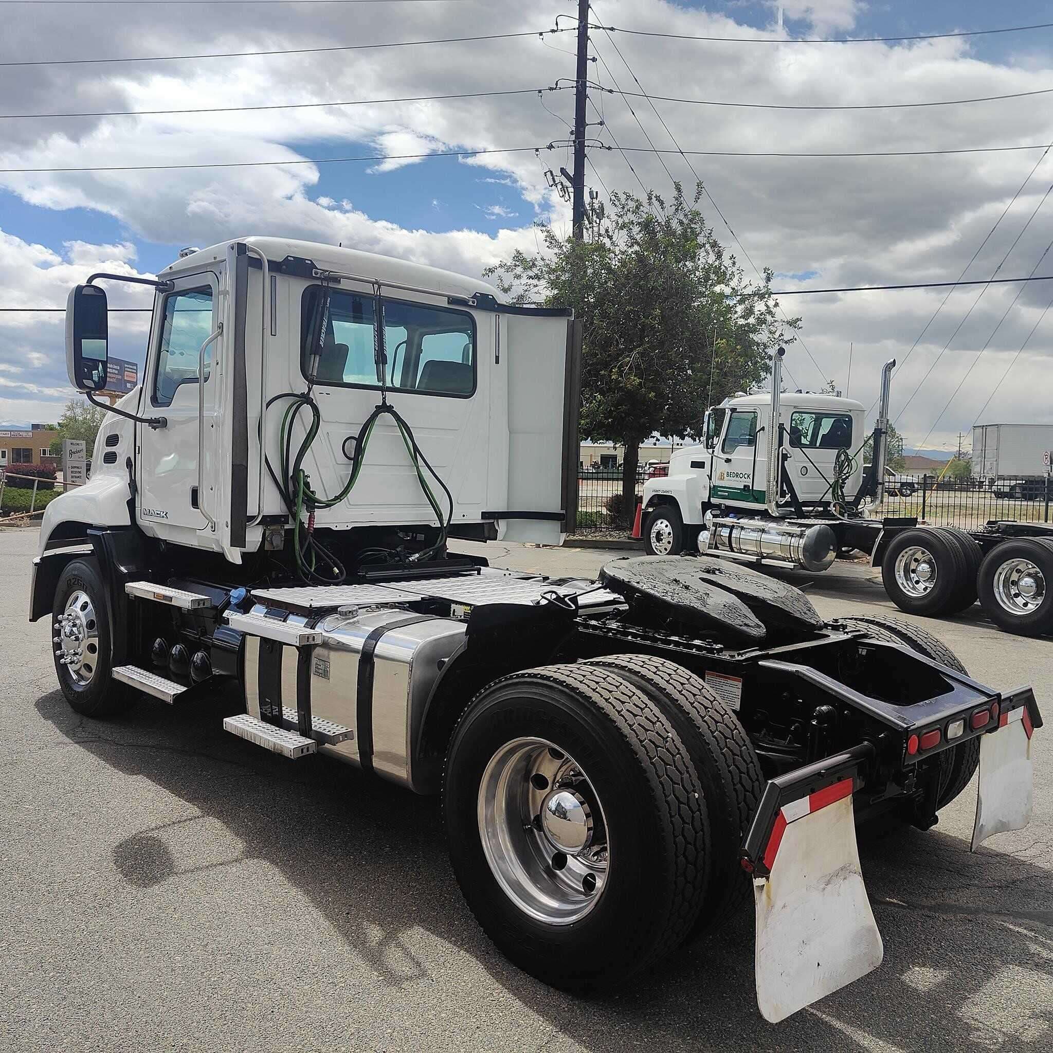 Used 2017 MACK 600 Conventional - Day Cab image 3