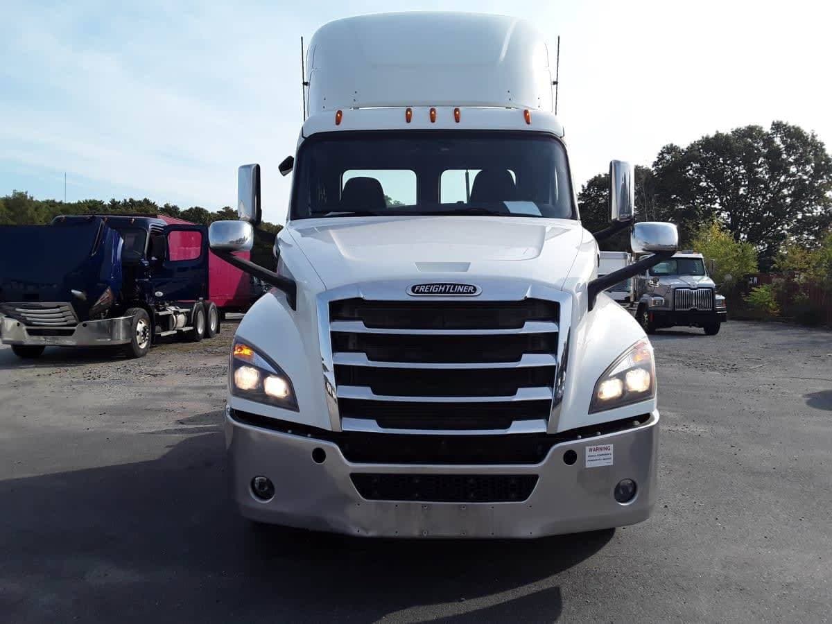 2020 Freightliner Cascadia image 2