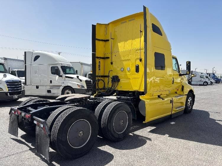 2022 International LT625 image 4
