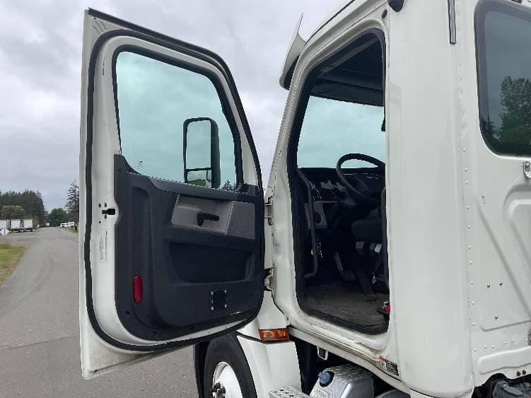 2019 Freightliner Cascadia 126 Day Cab Truck - 505HP, 12 Speed Automatic image 9