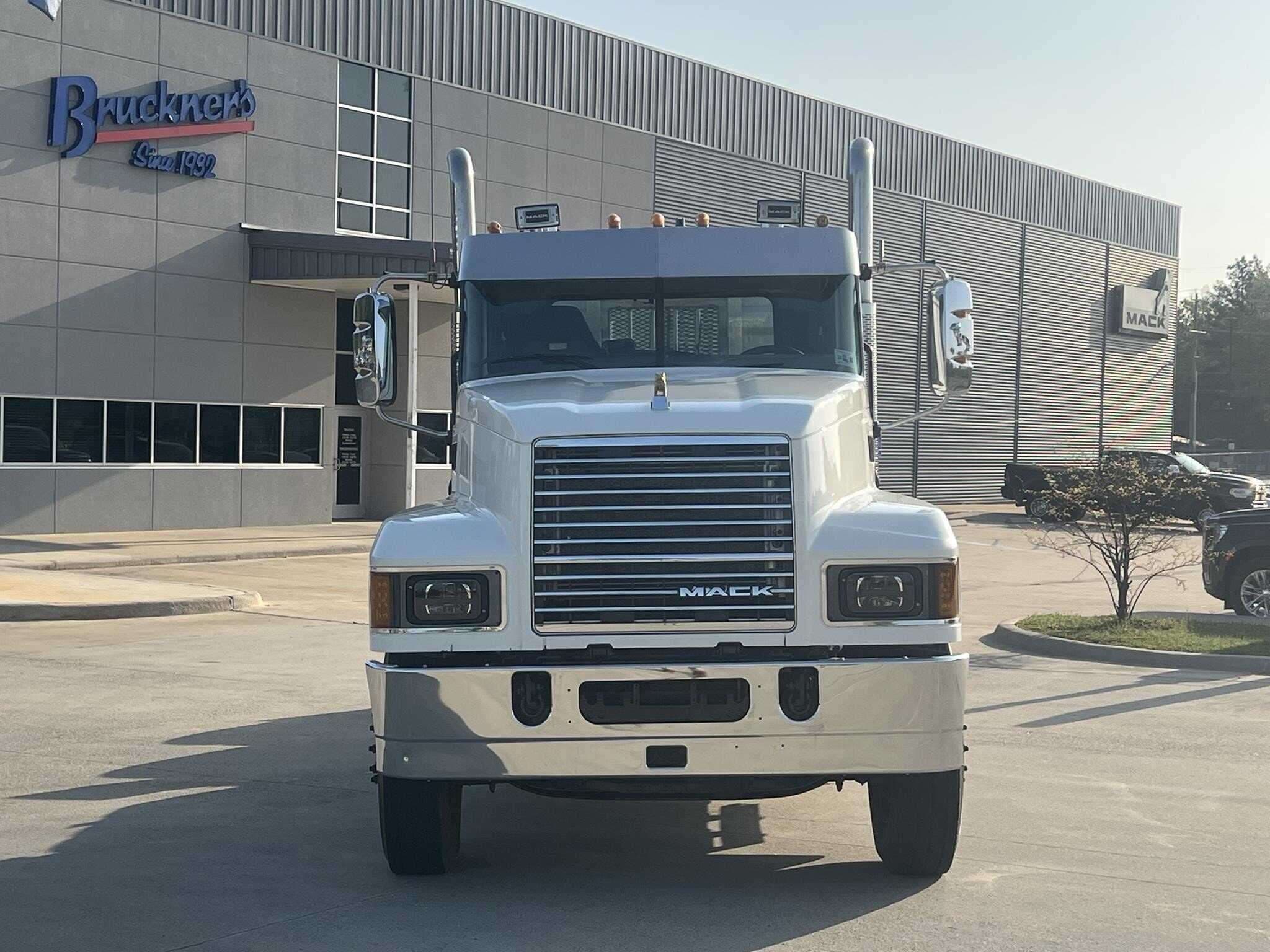 Used 2020 MACK PINNACLE Conventional - Day Cab  image 2