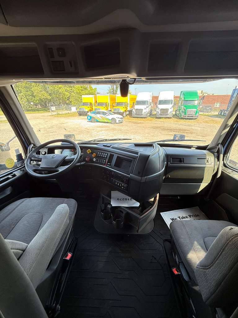 2021 Volvo VNL image 11