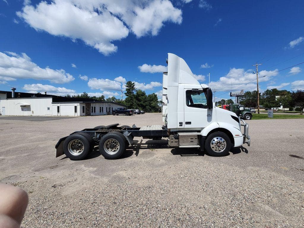 2020 Volvo VNR image 6