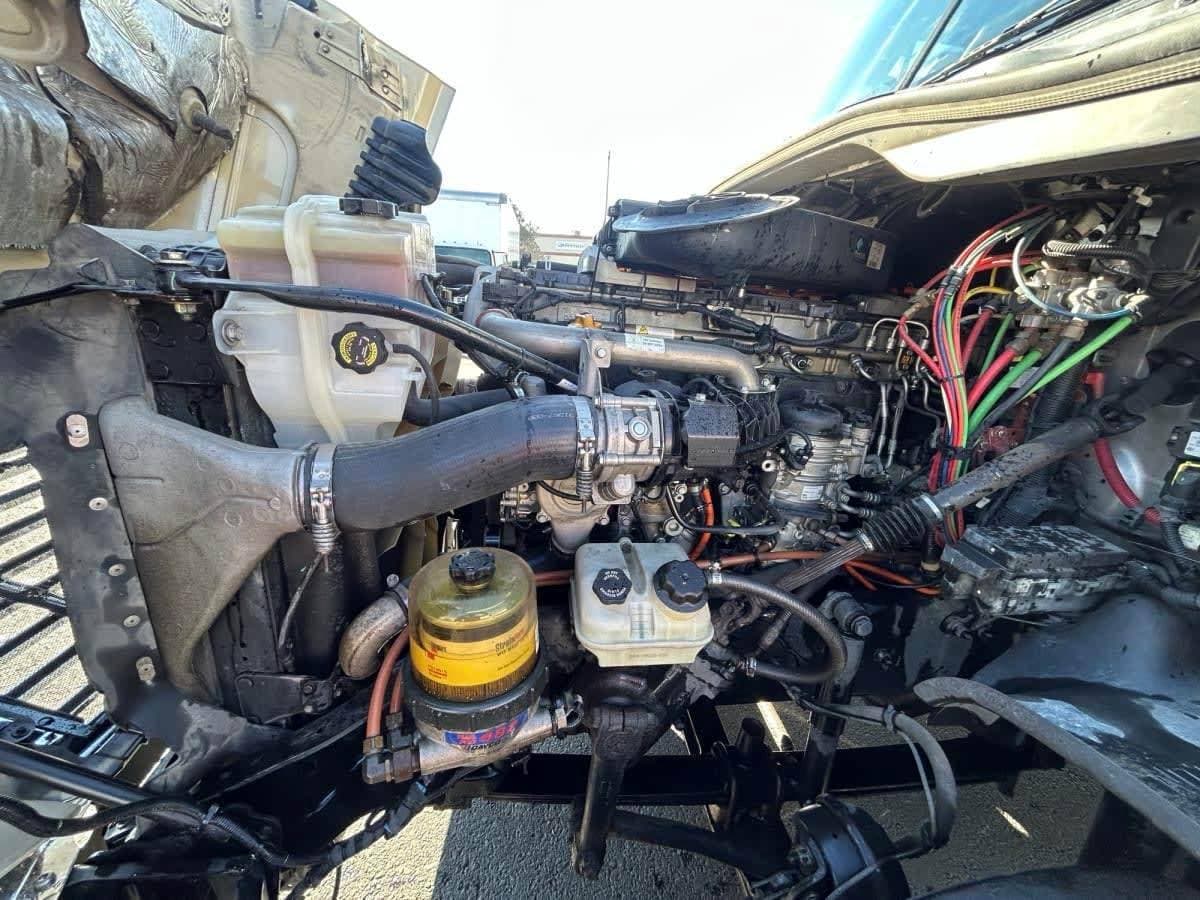 2016 Freightliner Cascadia 125 Day Cab Truck - 475HP, 12 Speed Automatic image 9