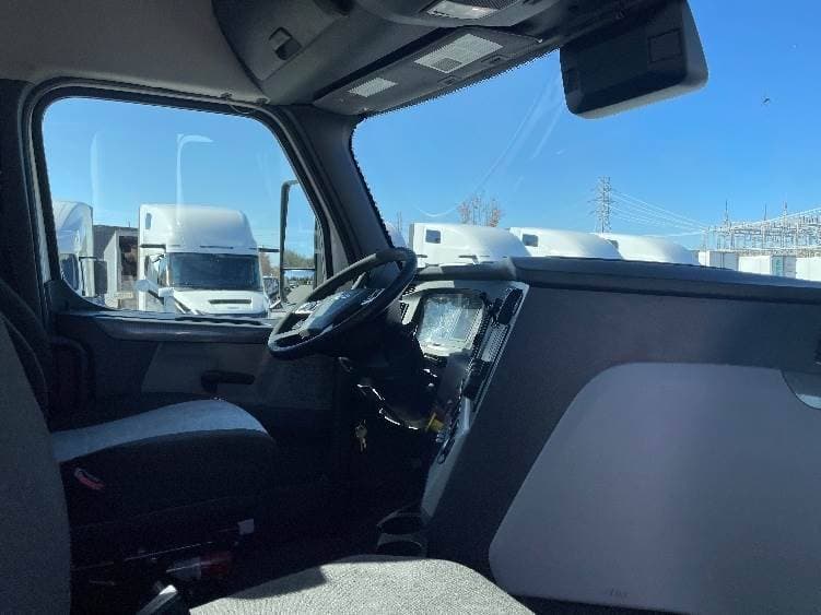 2021 Freightliner Cascadia image 9