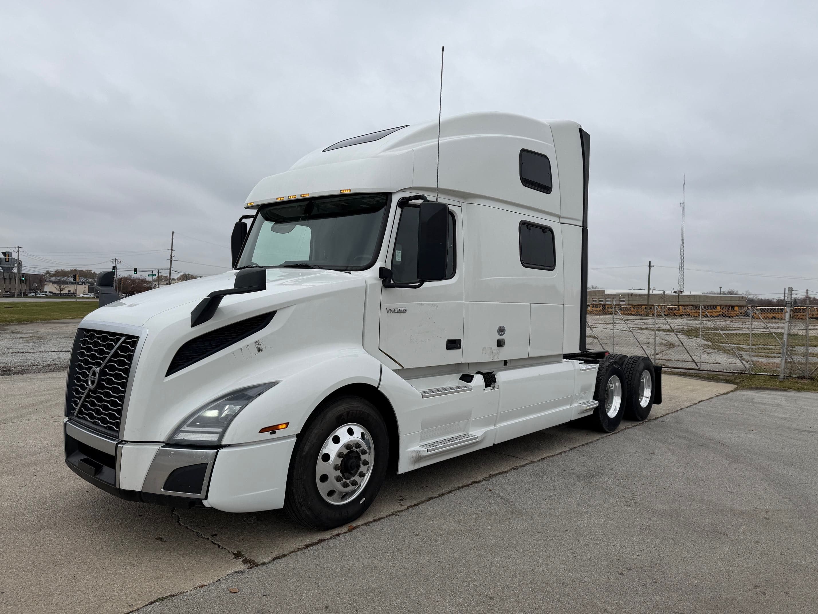 2023 Volvo VNL image 1