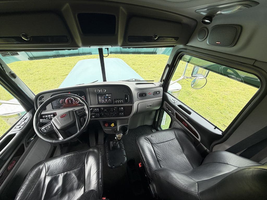 Used 2024 PETERBILT 389 image 13