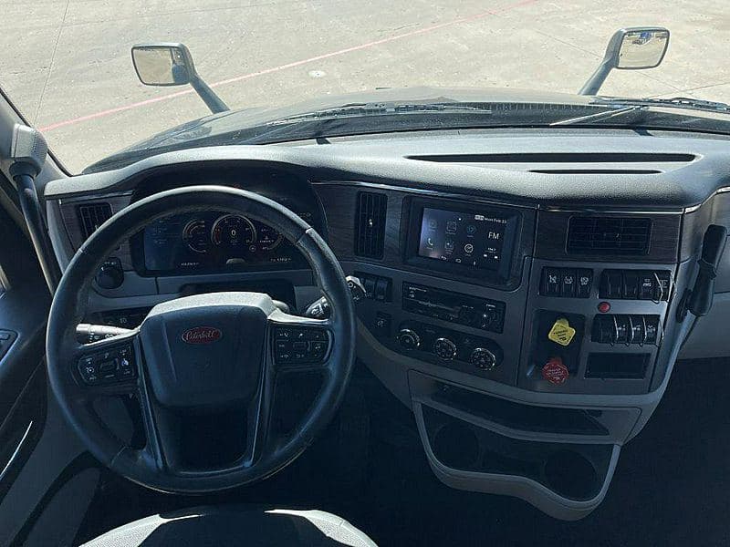 2023 Peterbilt 579 image 9