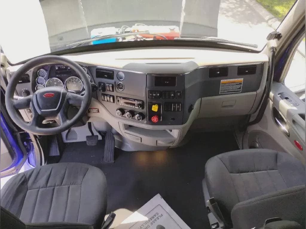 2022 Peterbilt 579 image 5