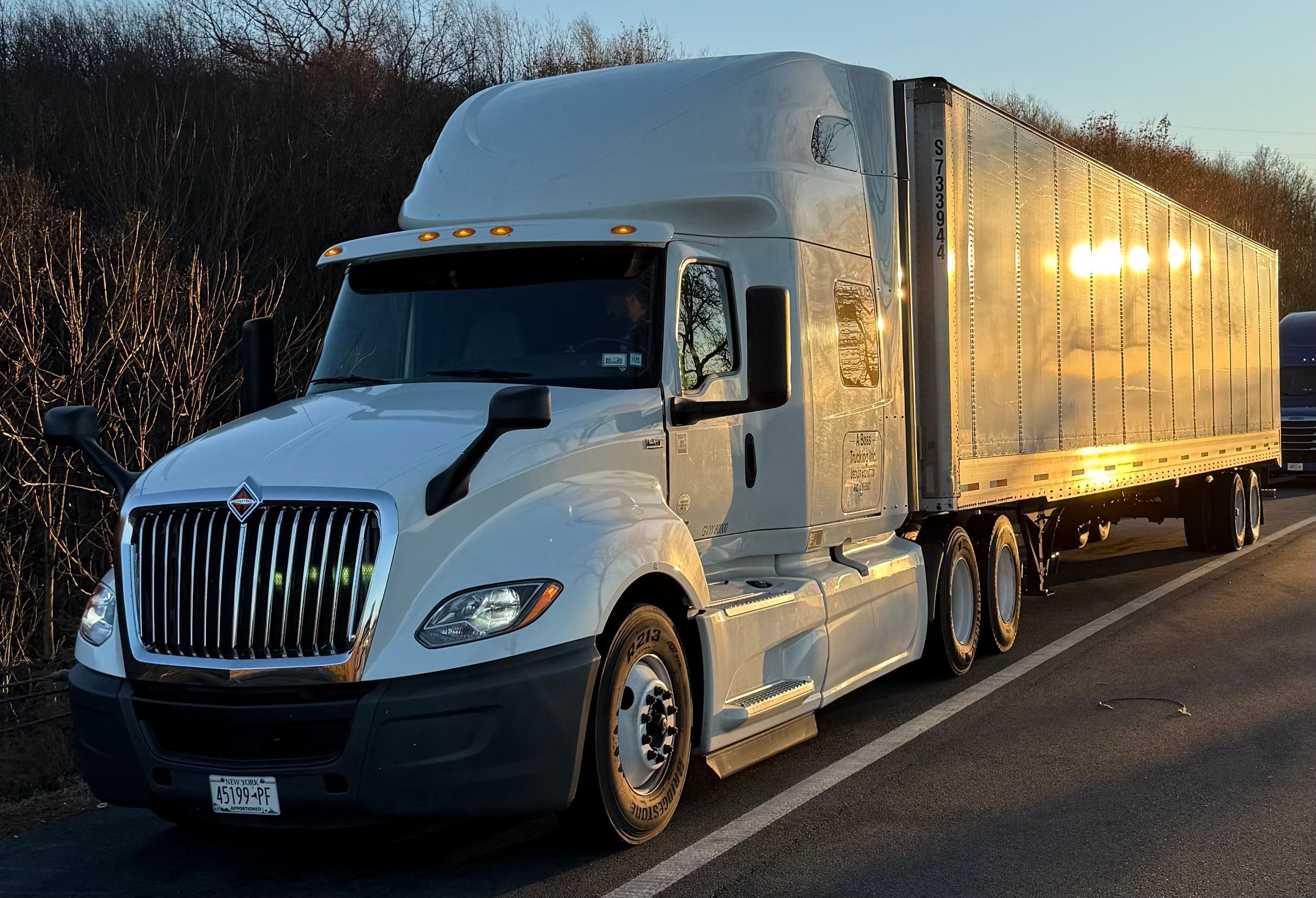 2019 International LT625 image 13