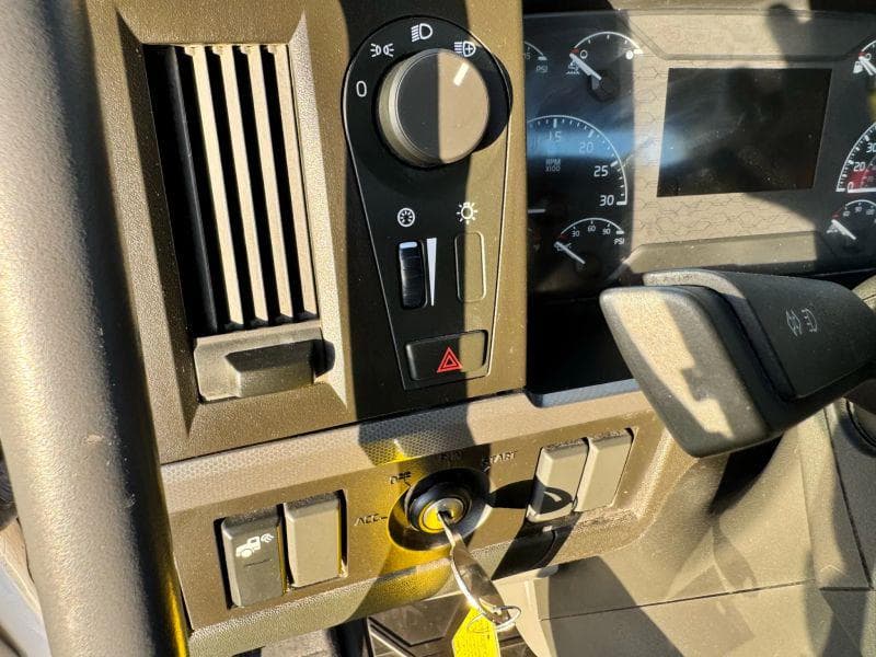 2020 Volvo VNL image 19