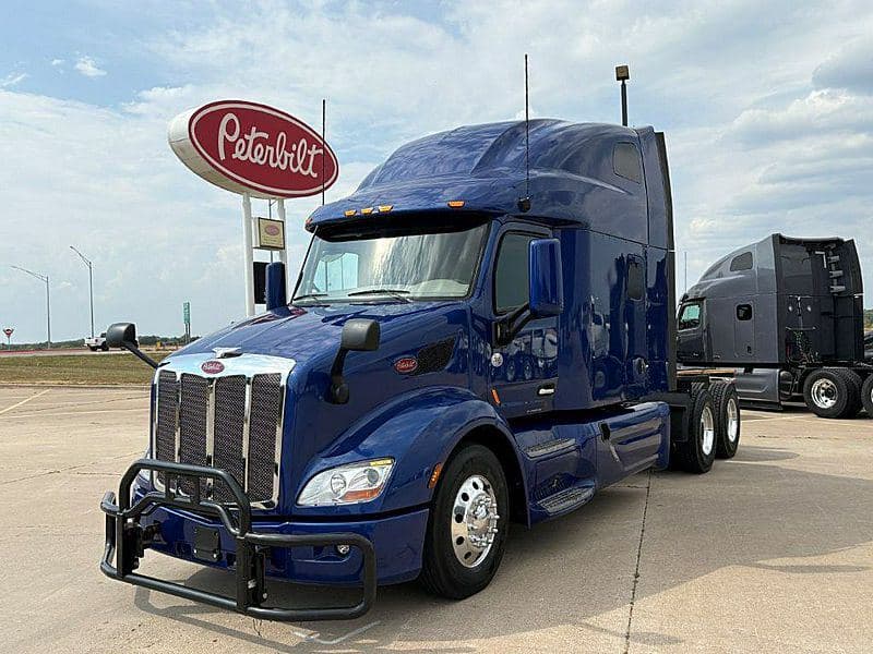 2022 Peterbilt 579 image 1