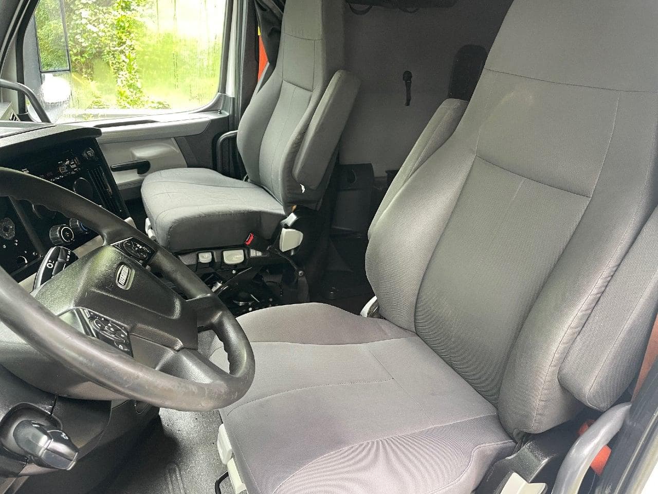 2019 Freightliner Cascadia 126 image 18