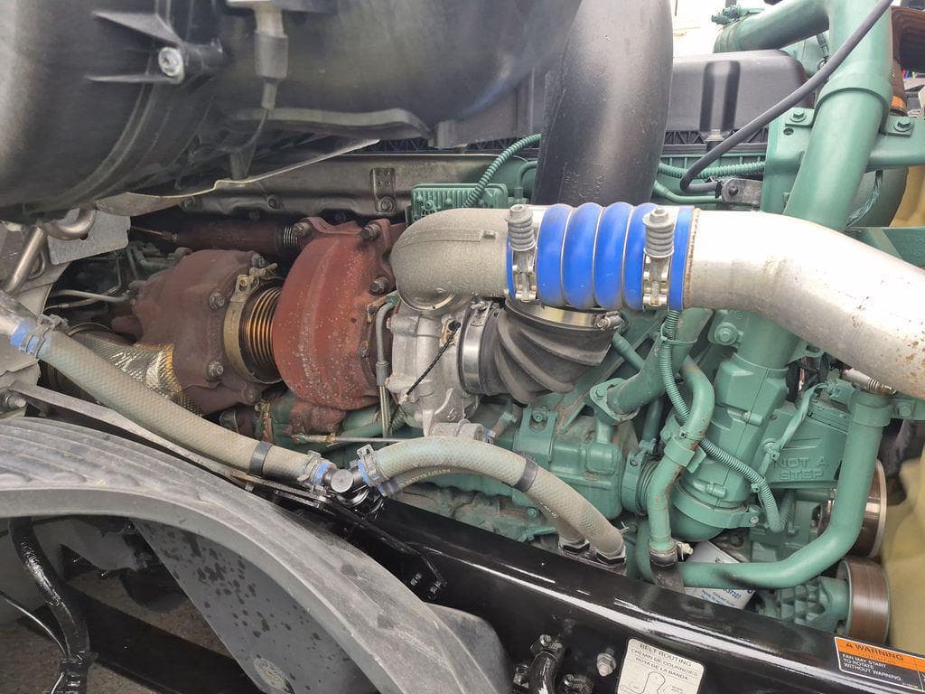 2023 Volvo VNL64T760 image 16