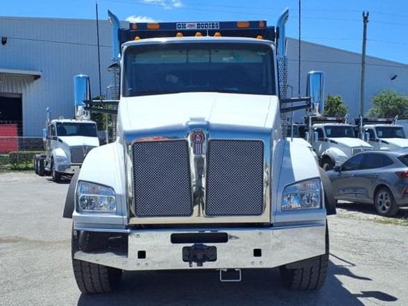 2025 Kenworth T880 image 2