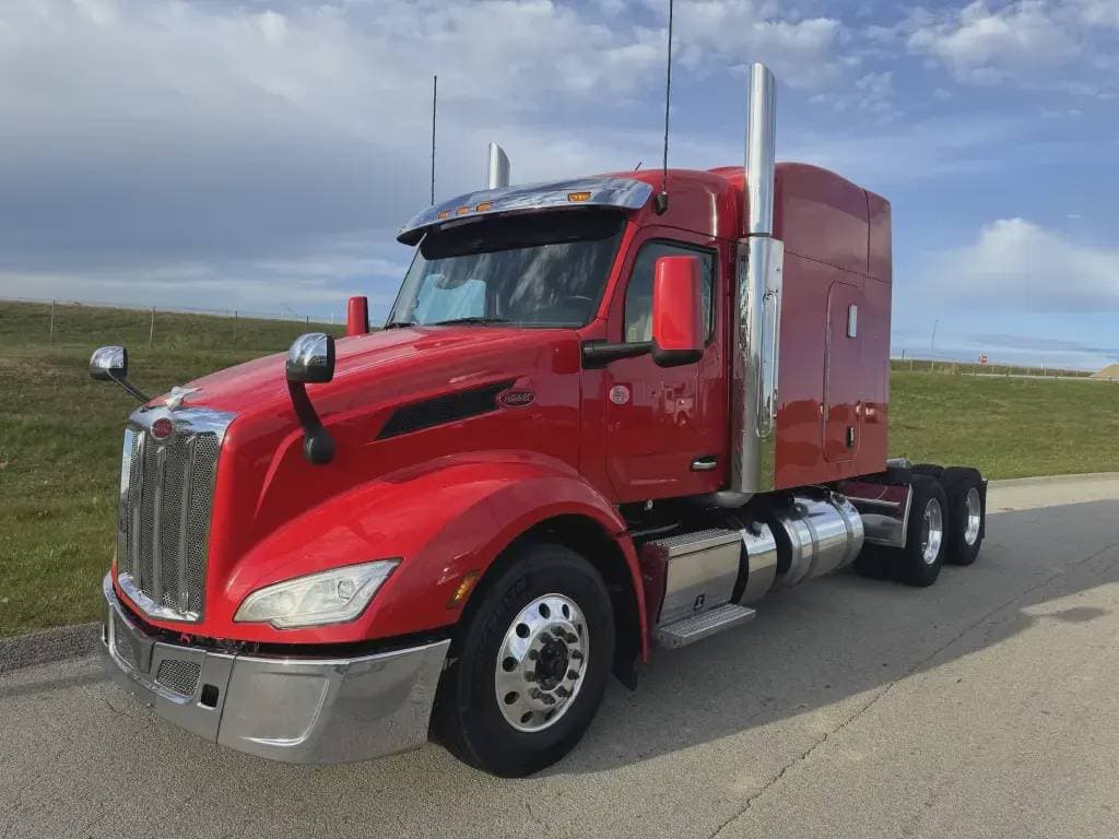 2022 Peterbilt 579 image 1