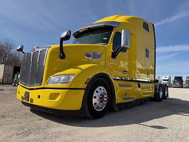2022 Peterbilt 579 image 2