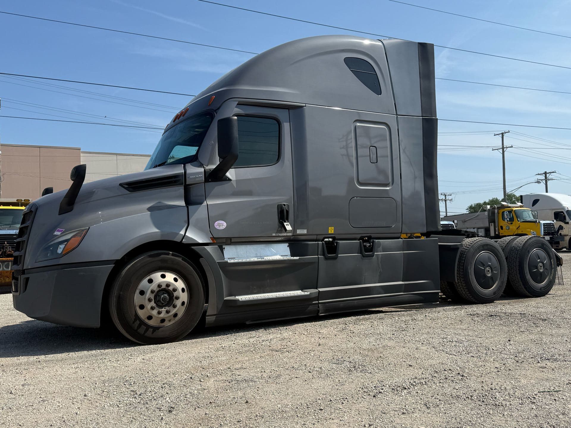2022 Freightliner - 438k - 11,270 Hours image 3