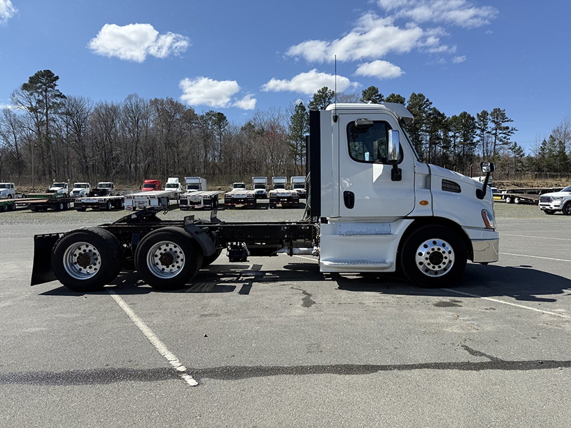 Used 2014 FREIGHTLINER Conventional - Day Cab - CASCADIA 113 For Sale image 6