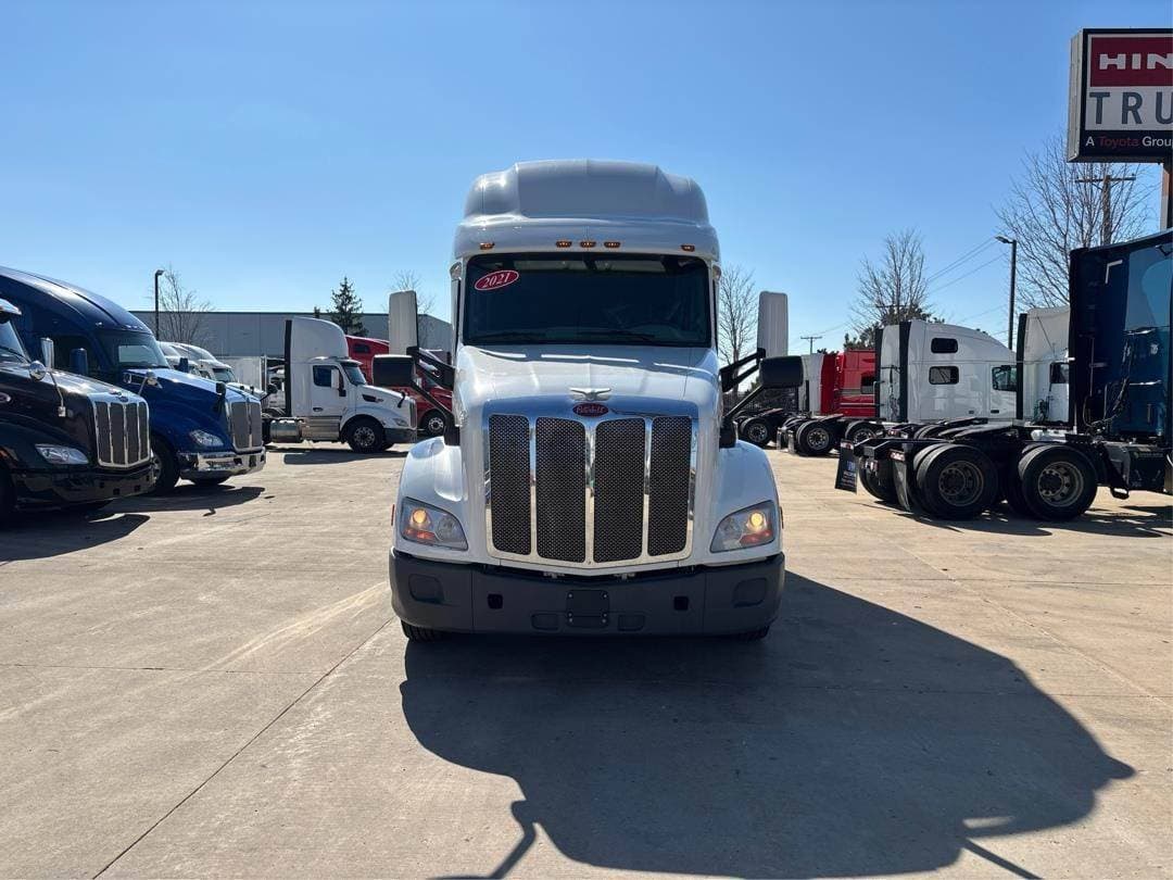 2021 Peterbilt 579 image 2