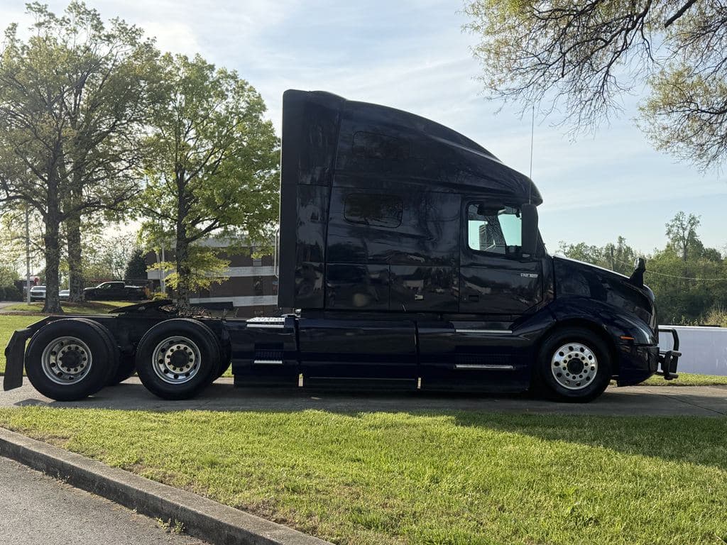 Used 2023 VOLVO VNL64T760 image 10