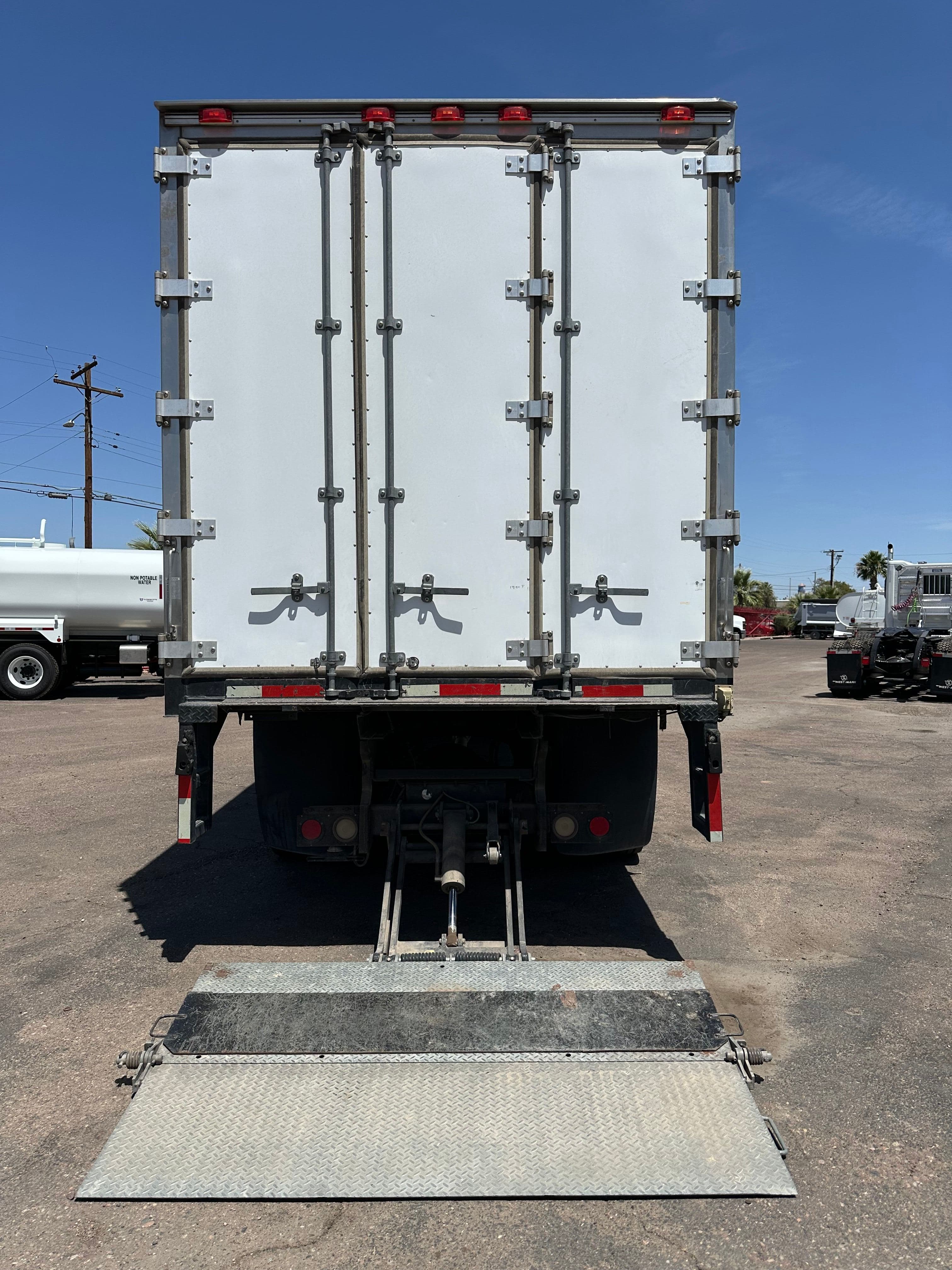 2010 Freightliner M2 image 3