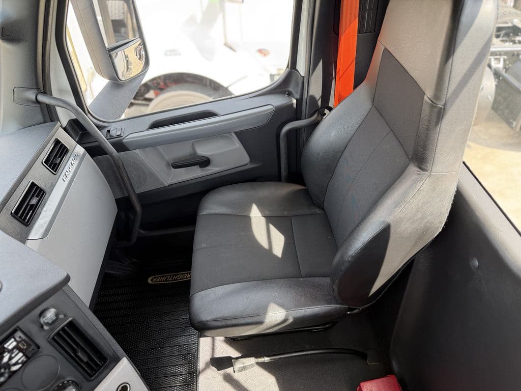 Used 2022 FREIGHTLINER PT126064S T image 22