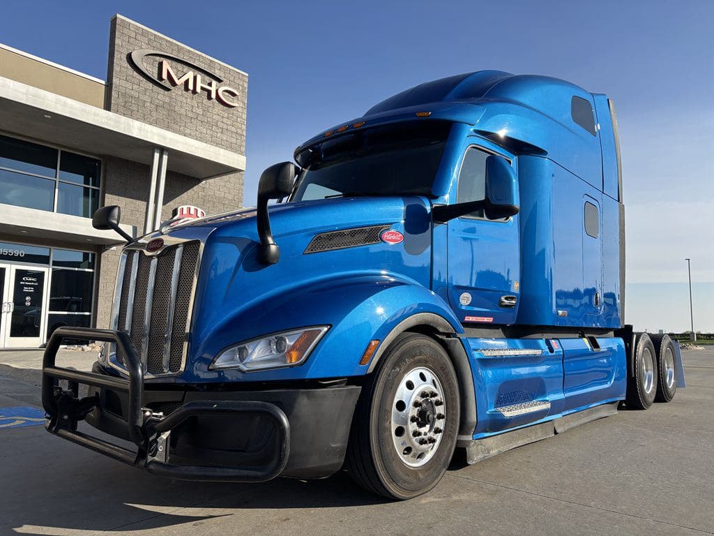 Used 2022 PETERBILT 579 image 2