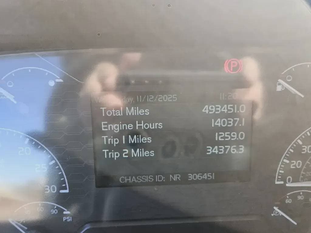 2022 Volvo VNL image 5