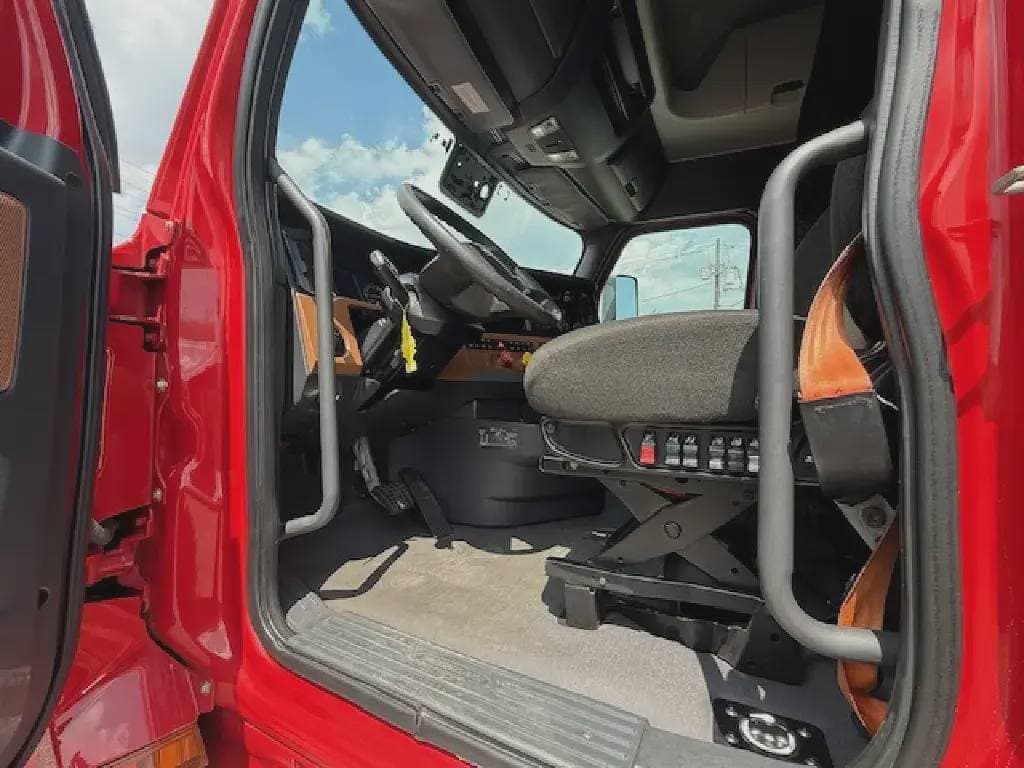 Used 2020 FREIGHTLINER Conventional - Sleeper Truck image 11