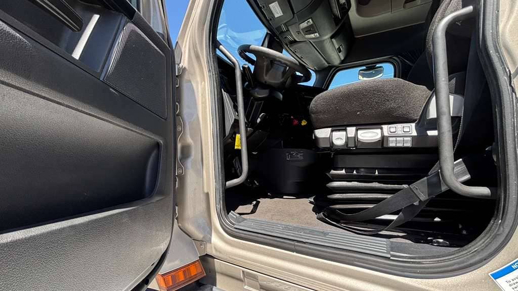 Used 2024 FREIGHTLINER PT126064ST image 17
