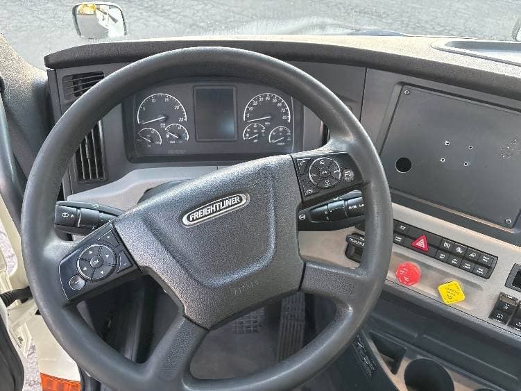 2019 Freightliner Cascadia 126 Day Cab Truck - 455HP, 12 Speed Automatic image 11