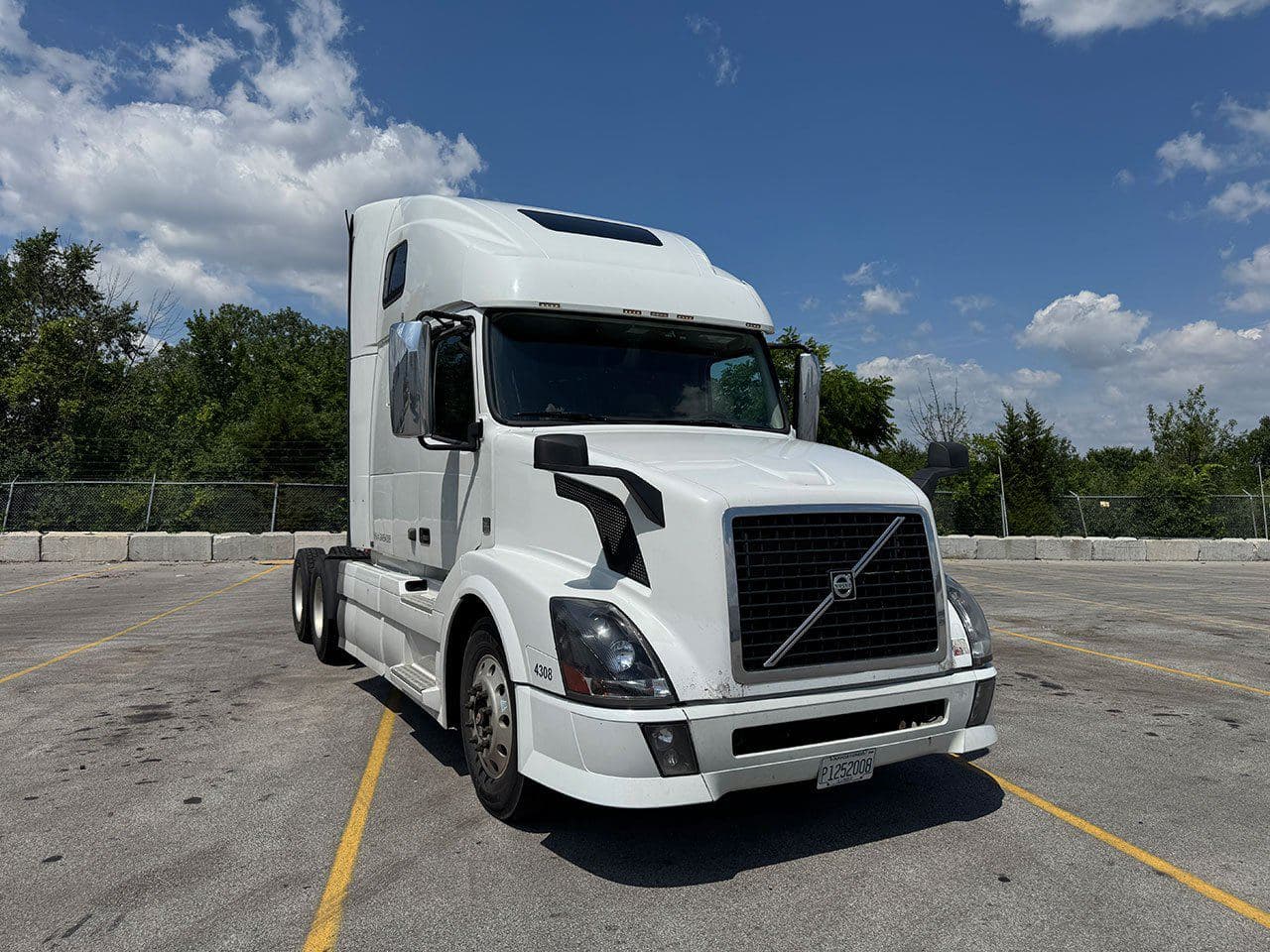 2016 Volvo VNL670 image 2