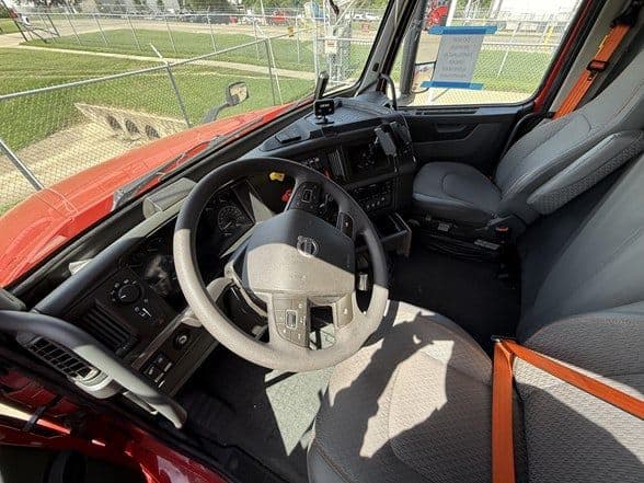 2023 Volvo VNL64T760 image 6