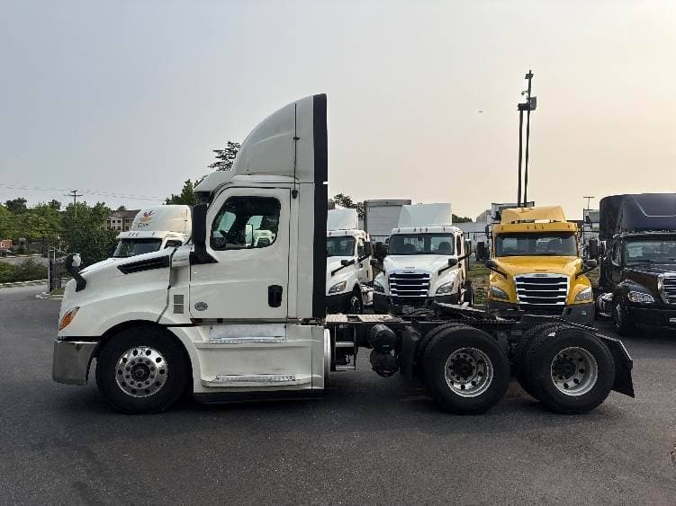 2019 Freightliner Cascadia 126 Day Cab Truck - 435HP, 12 Speed Automatic image 4