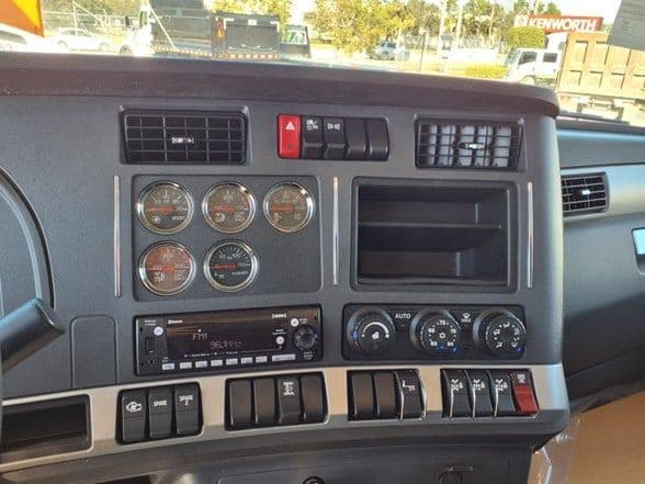 2025 Kenworth T880 image 9