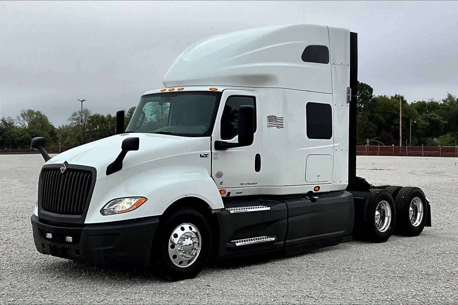 2021 International LT625 image 2
